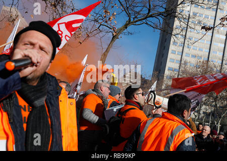 Madrid, Spanien. 8. Januar, 2019. Konzentration von Alcoa Arbeitnehmer in Madrid einberufen, Maßnahmen, die von der Regierung zu fordern, daß die endgültige Schließung der Fabriken zu verhindern. Die Konzentration fand vor dem Ministerium für Industrie, Handel und Tourismus, Jan 8, 2019 in Madrid, Spanien Quelle: Jesús Hellin/Alamy leben Nachrichten Stockfoto