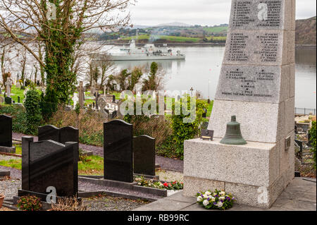 Bantry, West Cork, Irland. Januar 2019. Zum 40. Jahrestag der Katastrophe von Whiddy Island, bei der der französische Öltanker Betelgeuse 49 tötete, liegt das Patrouillenschiff der irischen Marine, LÉ James Joyce, in Bantry Bay vor Anker. Verwandte der Toten werden Kränze an der Gedenkstätte legen, bevor sie zu weiteren gedenkfeiern nach Whiddy Island reisen. Credit: AG News/Alamy Live News. Stockfoto