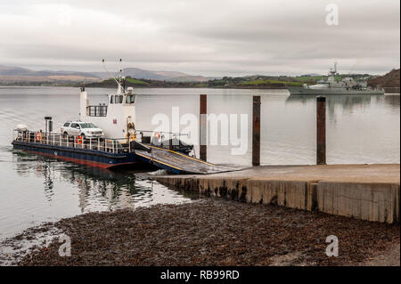 Bantry, West Cork, Irland. Januar 2019. Zum 40. Jahrestag der Katastrophe von Whiddy Island, in der der französische Öltanker Betelgeuse 49 tötete, liegt das Patrouillenschiff der irischen Marine, LÉ James Joyce, in Bantry Bay vor Anker, als die Fähre von Whiddy Island ankommt, um ihre Passagiere abzuladen. Verwandte der Toten werden Kränze an der Gedenkstätte legen, bevor sie zu weiteren gedenkfeiern nach Whiddy Island reisen. Credit: AG News/Alamy Live News. Stockfoto