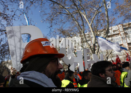 Madrid, Spanien. 8 Jan, 2019. Konzentration von Alcoa Arbeitnehmer in Madrid einberufen, Maßnahmen, die von der Regierung zu fordern, daß die endgültige Schließung der Fabriken zu verhindern. Die Konzentration fand vor dem Ministerium für Industrie, Handel und Tourismus, Jan 8, 2019 in Madrid, Spanien Quelle: Jesus Hellin/ZUMA Draht/Alamy leben Nachrichten Stockfoto