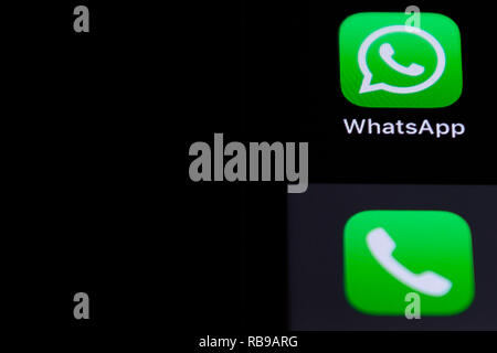 08 Januar 2019, Hessen, Rüsselsheim: Illustration - das Logo der Messenger-anwendung WhatsApp (oben) und der Telefonanwendung können auf dem Bildschirm des iPhone gesehen werden. Foto: Silas Stein/dpa Stockfoto