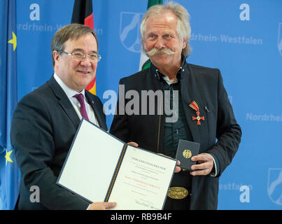 08. Januar 2019, Nordrhein-Westfalen, Düsseldorf: Armin Laschet (CDU, l), Ministerpräsident von Nordrhein-Westfalen, ist mit dem Bundesverdienstkreuz ausgezeichnet zu Henning Krautmacher, Sänger der Band Höhner. Krautmacher erhält die Medaille für sein soziales Engagement. Foto: Christophe Kirschtorte/dpa Stockfoto