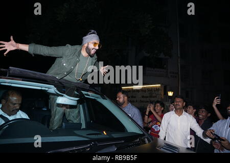 Mumbai, Indien, 7. Jan 2019: Bollywood Schauspieler Ranveer Singh kam jahor Haus für Film SIMBA Erfolg Partei aat Khar in Mumbai Indien am 7 Jan 2019 zum Karan. Foto von prodip Guha Stockfoto