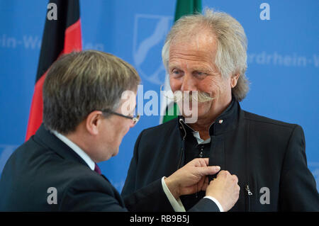 08. Januar 2019, Nordrhein-Westfalen, Düsseldorf: Armin Laschet (CDU, l), Ministerpräsident von Nordrhein-Westfalen, steckt Henning Krautmacher, Sänger der Band Höhner, mit dem Bundesverdienstkreuz. Krautmacher erhält die Medaille für sein soziales Engagement. Foto: Christophe Kirschtorte/dpa Stockfoto