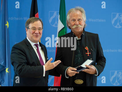 08. Januar 2019, Nordrhein-Westfalen, Düsseldorf: Armin Laschet (CDU, l), Ministerpräsident von Nordrhein-Westfalen, ist mit dem Bundesverdienstkreuz ausgezeichnet zu Henning Krautmacher, Sänger der Band Höhner. Krautmacher erhält die Medaille für sein soziales Engagement. Foto: Christophe Kirschtorte/dpa Stockfoto