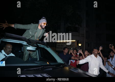 Mumbai, Indien, 7. Jan 2019: Bollywood Schauspieler Ranveer Singh kam jahor Haus für Film SIMBA Erfolg Partei aat Khar in Mumbai Indien am 7 Jan 2019 zum Karan. Foto von prodip Guha Stockfoto