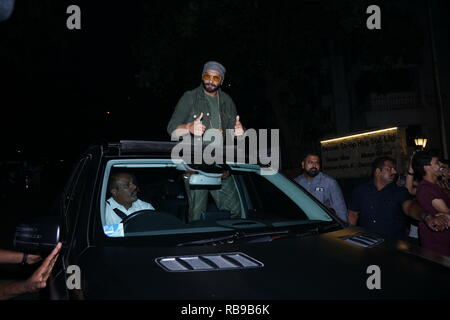 Mumbai, Indien, 7. Jan 2019: Bollywood Schauspieler Ranveer Singh kam jahor Haus für Film SIMBA Erfolg Partei aat Khar in Mumbai Indien am 7 Jan 2019 zum Karan. Foto von prodip Guha Stockfoto