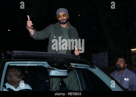 Mumbai, Indien, 7. Jan 2019: Bollywood Schauspieler Ranveer Singh kam jahor Haus für Film SIMBA Erfolg Partei aat Khar in Mumbai Indien am 7 Jan 2019 zum Karan. Foto von prodip Guha Stockfoto