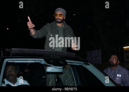 Mumbai, Indien, 7. Jan 2019: Bollywood Schauspieler Ranveer Singh kam jahor Haus für Film SIMBA Erfolg Partei aat Khar in Mumbai Indien am 7 Jan 2019 zum Karan. Foto von prodip Guha Stockfoto