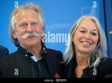 08. Januar 2019, Nordrhein-Westfalen, Düsseldorf: Henning Krautmacher, Sänger der Band Höhner, steht mit seiner Frau Anke Krautmacher in die Staatskanzlei nach Prime Minister Laschet (CDU) ihm das Bundesverdienstkreuz überreicht. Krautmacher erhielt die Medaille für sein soziales Engagement. Foto: Christophe Kirschtorte/dpa Stockfoto