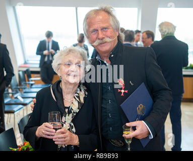 08. Januar 2019, Nordrhein-Westfalen, Düsseldorf: Henning Krautmacher, Sänger der Band Höhner, steht mit seiner Mutter Susanne in die Staatskanzlei nach Prime Minister Laschet (CDU) ihm das Bundesverdienstkreuz überreicht. Krautmacher erhielt die Medaille für sein soziales Engagement. Foto: Christophe Kirschtorte/dpa Stockfoto