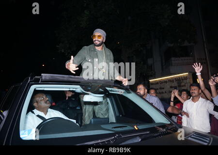 Mumbai, Indien, 7. Jan 2019: Bollywood Schauspieler Ranveer Singh kam jahor Haus für Film SIMBA Erfolg Partei aat Khar in Mumbai Indien am 7 Jan 2019 zum Karan. Foto von prodip Guha Stockfoto