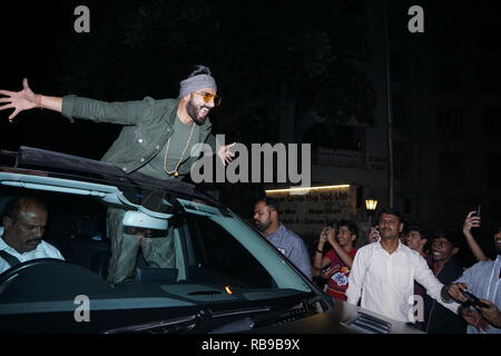 Mumbai, Indien, 7. Jan 2019: Bollywood Schauspieler Ranveer Singh kam jahor Haus für Film SIMBA Erfolg Partei aat Khar in Mumbai Indien am 7 Jan 2019 zum Karan. Foto von prodip Guha Stockfoto