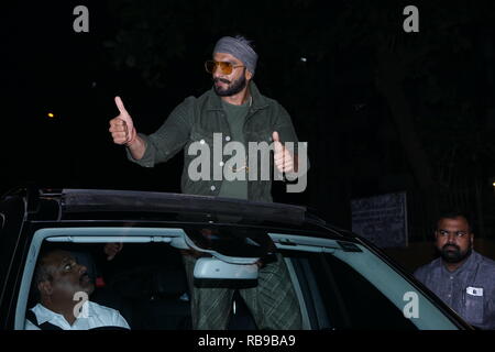 Mumbai, Indien, 7. Jan 2019: Bollywood Schauspieler Ranveer Singh kam jahor Haus für Film SIMBA Erfolg Partei aat Khar in Mumbai Indien am 7 Jan 2019 zum Karan. Foto von prodip Guha Stockfoto