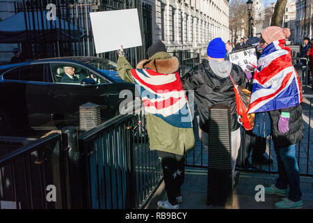 London, Großbritannien. 8 Jan, 2019. Pro-Brexit Demonstranten Lager Union Jacks und Plakaten anschreien, ein Minister aus Downing Street 10 im Anschluss an die erste Kabinettssitzung seit den Weihnachtsferien. Credit: Mark Kerrison/Alamy leben Nachrichten Stockfoto