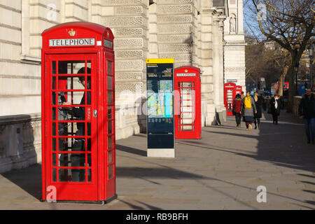 Westminster. London, Großbritannien. 8 Jan, 2019. Rote Telefonzellen als sunshines in der Hauptstadt. Credit: Dinendra Haria/Alamy leben Nachrichten Stockfoto