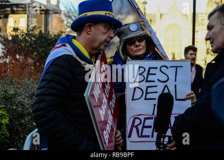 London, Großbritannien. 8 Jan, 2019. Bleiben und verlassen die Demonstranten ihre täglichen Protest gegenüber dem Parlamentsgebäude. Credit: Claire Doherty/Alamy leben Nachrichten Stockfoto