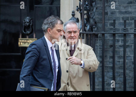 London, Großbritannien. 8. Januar 2019, Julian Smith, Chief Whip, (links) und Geoffrey Cox, Attorney General einer Kabinettssitzung in Downing Street 10, London, UK. Credit: Ian Davidson/Alamy leben Nachrichten Stockfoto