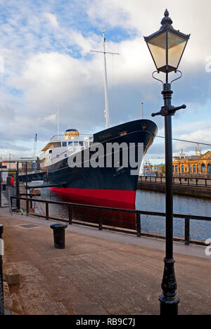 Edinburgh, Leith, Schottland, Großbritannien. Vom 8. Januar 2019. Reservierungen eröffnet diese Woche für Übernachtungen auf dem 5-Sterne Schiff MV Fingal in Leith, in der Nähe der Schwester Schiff vertäut der Royal Yacht Britannia. Fingal ein Luxus schwimmenden Hotel Anker in Leith auf Edinburgh's Waterfront, verwandelt in eine exquisite 23 Kabine boutique Hotel und eine exklusive Funktion Veranstaltungsort durch das preisgekrönte Team an der Royal Yacht Britannia. Stockfoto