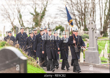 Bantry, West Cork, Irland. Januar 2019. Am 40. Jahrestag der Katastrophe von Whiddy Island, in der der französische Öltanker Betelgeuse 50 tötete, marschiert die irische Marine zum Denkmal, um eine Ehrenwache zu bilden. Verwandte der Toten werden Kränze an der Gedenkstätte legen, bevor sie zu weiteren gedenkfeiern nach Whiddy Island reisen. Credit: AG News/Alamy Live News. Stockfoto