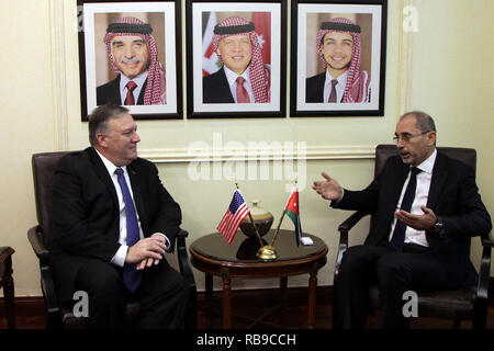 08 Januar 2019, Jordanien, Amman: United States Staatssekretär Mike Pompeo (L) spricht mit jordanischen Außenminister Ayman Safadi während Ihrer Sitzung bei der jordanischen Außenministeriums. Pompeo besuch Jordanien als Teil des Nahen und Mittleren Ostens Tour vom 08. bis 15. Januar. Foto: Ahmad Abdo/dpa Stockfoto