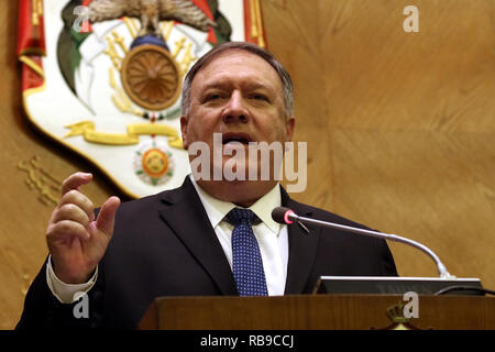 08 Januar 2019, Jordanien, Amman: United States Staatssekretär Mike Pompeo spricht während einer Pressekonferenz mit dem jordanischen Außenminister Ayman Safadi (nicht abgebildet) an der jordanischen Außenministeriums. Pompeo besuch Jordanien als Teil des Nahen und Mittleren Ostens Tour vom 08. bis 15. Januar. Foto: Ahmad Abdo/dpa Stockfoto