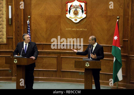 08 Januar 2019, Jordanien, Amman: jordanische Außenminister Ayman Safadi (R) spricht während einer Pressekonferenz mit Außenministerin der Regierung der Vereinigten Staaten, Mike Pompeo an der jordanischen Außenministeriums. Pompeo besuch Jordanien als Teil des Nahen und Mittleren Ostens Tour vom 08. bis 15. Januar. Foto: Ahmad Abdo/dpa Stockfoto