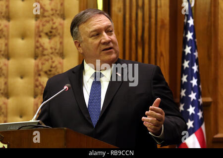 08 Januar 2019, Jordanien, Amman: United States Staatssekretär Mike Pompeo spricht während einer Pressekonferenz mit dem jordanischen Außenminister Ayman Safadi (nicht abgebildet) an der jordanischen Außenministeriums. Pompeo besuch Jordanien als Teil des Nahen und Mittleren Ostens Tour vom 08. bis 15. Januar. Foto: Ahmad Abdo/dpa Stockfoto