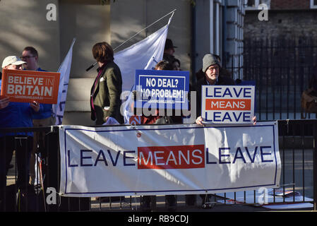 Houses of Parliament, London, UK. 8 Jan, 2019. Gruppen unterstützen und gegnerischen Brexit gegenüber dem Parlamentsgebäude. Quelle: Matthew Chattle/Alamy leben Nachrichten Stockfoto