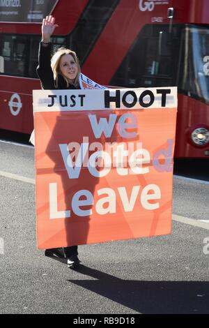London, Großbritannien. 8. Januar 2019. Eine Brexiteer Holding a' stimmten Wir verlassen" Plakat appelliert an die Autofahrer, ihre Unterstützung zu Tuten. Außerhalb der 10 Downing Street, Whitehall, London.UK Credit: michael Melia/Alamy leben Nachrichten Stockfoto