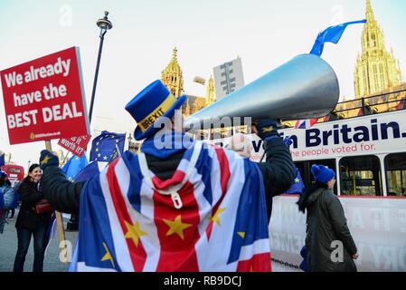 London, Großbritannien, 8. Januar 2019. Bleiben die Demonstranten ihre täglichen Protest gegenüber den Häusern des Parlaments fortsetzen. Credit: Claire Doherty/Alamy leben Nachrichten Stockfoto