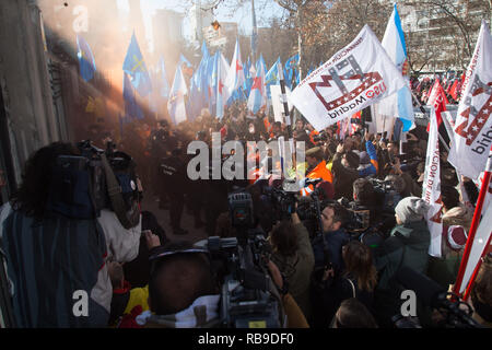 Madrid, Spanien. 8 Jan, 2019. Polizei und Demonstranten am Tor des Ministeriums für Industrie während des Protestes gesehen. Hunderte von Alcoa Arbeitnehmer nach Madrid von Galicien und Asturien bewegen protestieren gegen die Massenentlassung in Alcoa und seine Schließung zu schützen und ihre Arbeitsplätze zu verteidigen. Haben während des Protestes gibt es Momente der Spannung mit der Polizei und Demonstranten wurden wichtige Straßen in der Stadt Madrid belegt. Credit: Lito Lizana/SOPA Images/ZUMA Draht/Alamy leben Nachrichten Stockfoto