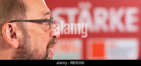 08 Januar 2019, Niedersachsen, Osnabrück: Martin Schulz, ehemaliger Vorsitzender der SPD, spricht an der jährlichen Kick-off-Meeting des SPD-gruppen Nordrhein-Westfalen und Niedersachsen/Bremen. Die SPD-Bundestagsabgeordneten Kurs der Partei zu diskutieren. Foto: Friso Gentsch/dpa Stockfoto