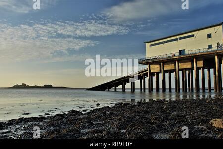 Großbritannien Cumbria stamme, Küste, Sonnenuntergang von Roa Island, Blick nach Roa Insel Rettungsboot station und Piel Island Halbinsel Furness rampside Cumbria Großbritannien. Stockfoto