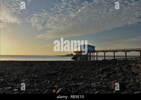 Großbritannien Cumbria stamme, Küste, Sonnenuntergang von Roa Island, Blick nach Roa Insel Rettungsboot station und Piel Island Halbinsel Furness rampside Cumbria Großbritannien. Stockfoto