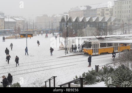Budapest, Ungarn. 8 Jan, 2019. Die Menschen warten auf einen Tram Station während eines Schneefalls in Budapest, Ungarn, Jan. 8, 2019. Starke Schneefälle in Ungarn haben gestört oder sogar gelähmt Luft- und Straßenverkehr, Nach offiziellen Quellen hier am Dienstag. Credit: Attila Volgyi/Xinhua/Alamy leben Nachrichten Stockfoto