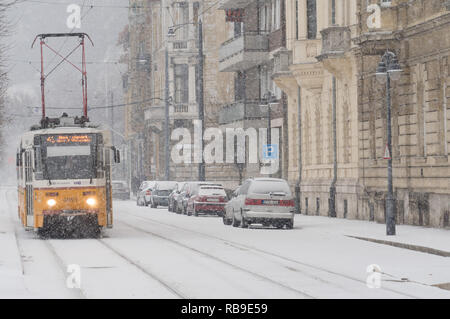 Budapest, Ungarn. 8 Jan, 2019. Die Straßenbahn wird während der schneefälle in Budapest, Ungarn, Jan. 8, 2019. Starke Schneefälle in Ungarn haben gestört oder sogar gelähmt Luft- und Straßenverkehr, Nach offiziellen Quellen hier am Dienstag. Credit: Attila Volgyi/Xinhua/Alamy leben Nachrichten Stockfoto