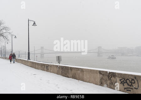 Budapest, Ungarn. 8 Jan, 2019. Leute Spaziergang entlang der Ufer des Flusses Donau während eines Schneefalls in Budapest, Ungarn, Jan. 8, 2019. Starke Schneefälle in Ungarn haben gestört oder sogar gelähmt Luft- und Straßenverkehr, Nach offiziellen Quellen hier am Dienstag. Credit: Attila Volgyi/Xinhua/Alamy leben Nachrichten Stockfoto
