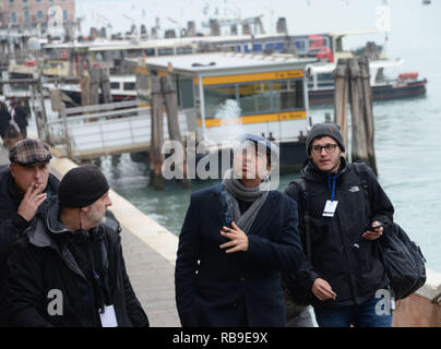 Venedig, Italien. 08. Januar, 2019. Der italienische Regisseur Paolo Sorrentino (in der Mitte beim Rauchen die Zigarre) Wanderungen mit der Crew während einer Pause von den von der TV-Show "Der neue Papst" in Venedig, Italien. Andrea Merola/Erwachen/Alamy leben Nachrichten Stockfoto