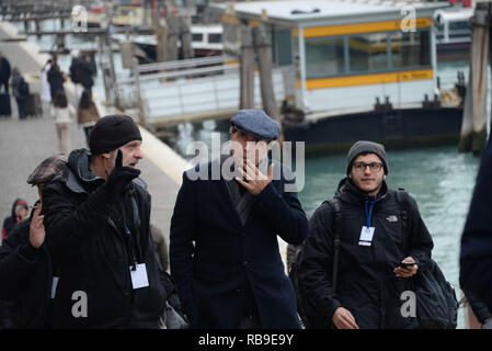 Venedig, Italien. 08. Januar, 2019. Der italienische Regisseur Paolo Sorrentino (in der Mitte beim Rauchen die Zigarre) Wanderungen mit der Crew während einer Pause von den von der TV-Show "Der neue Papst" in Venedig, Italien. Andrea Merola/Erwachen/Alamy leben Nachrichten Stockfoto