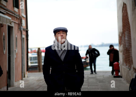 Venedig, Italien. 08. Januar, 2019. Der italienische Regisseur Paolo Sorrentino (in der Mitte beim Rauchen die Zigarre) Wanderungen mit der Crew während einer Pause von den von der TV-Show "Der neue Papst" in Venedig, Italien. Andrea Merola/Erwachen/Alamy leben Nachrichten Stockfoto