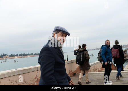 Venedig, Italien. 08. Januar, 2019. Der italienische Regisseur Paolo Sorrentino (in der Mitte beim Rauchen die Zigarre) Wanderungen mit der Crew während einer Pause von den von der TV-Show "Der neue Papst" in Venedig, Italien. Andrea Merola/Erwachen/Alamy leben Nachrichten Stockfoto