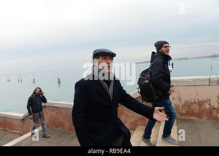 Venedig, Italien. 08. Januar, 2019. Der italienische Regisseur Paolo Sorrentino (in der Mitte beim Rauchen die Zigarre) Wanderungen mit der Crew während einer Pause von den von der TV-Show "Der neue Papst" in Venedig, Italien. Andrea Merola/Erwachen/Alamy leben Nachrichten Stockfoto