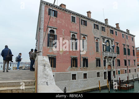 Venedig, Italien. 08. Januar, 2019. Der italienische Regisseur Paolo Sorrentino (in der Mitte beim Rauchen die Zigarre) Wanderungen mit der Crew während einer Pause von den von der TV-Show "Der neue Papst" in Venedig, Italien. Andrea Merola/Erwachen/Alamy leben Nachrichten Stockfoto