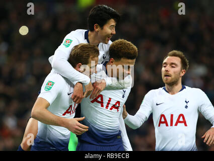 London, England - Januar 08, 2019 Tottenham Hotspur ist Harry Kane Kerben seine Seiten erstes Ziel während Carabao Cup Halbfinale 1 Bein zwischen den Tottenham Hotspur und Chelsea im Wembley Stadion, London, England am 08. Jan. 2019 Credit: Aktion Foto Sport/Alamy leben Nachrichten Stockfoto