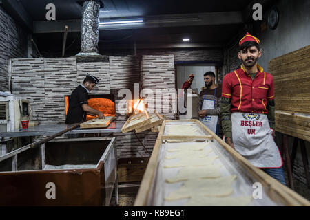 Zaxo, Duhok Governatorat, Irak. 31 Dez, 2018. Brot in der Bäckerei in der Stadt Zakho in Kurdistan Irak produziert. Credit: Geovien So/SOPA Images/ZUMA Draht/Alamy leben Nachrichten Stockfoto