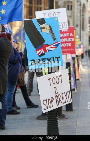 London, Großbritannien. 8 Jan, 2019. Pro-Brexit Plakate gesehen hängen an der Stange während des Protestes. Anti Brexit Demonstranten versammeln sich vor dem britischen Parlament eine Woche vor der MPs auf die abgeschlossene Brexit Abkommen zu stimmen, MPs wird auf Theresa's kann Brexit deal am Dienstag, den 15. Januar. Credit: Dinendra Haria/SOPA Images/ZUMA Draht/Alamy leben Nachrichten Stockfoto