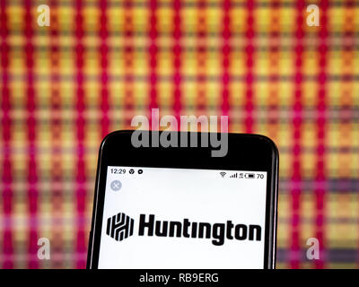 Kiew, Ukraine. 7 Jan, 2019. Huntington Bancshares Bank Holding Company Logo gesehen auf einem Smartphone angezeigt. Quelle: Igor Golovniov/SOPA Images/ZUMA Draht/Alamy leben Nachrichten Stockfoto