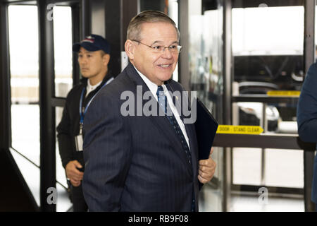 Newark, NJ, USA. 8 Jan, 2019. Der US-Senator Bob Menéndez (D-NJ) auf einer Pressekonferenz am Newark Liberty International Airport zu einem Ende Nachfrage zum teilweisen Government Shutdown verlassen Tausende von Arbeitnehmern in New Jersey ohne Bezahlung und die Auswirkungen der verlorenen Dienstleistungen sich national zu markieren. Am Newark Liberty International Airport in Newark, New Jersey am 8. Januar 2019. Quelle: Michael Brochstein/ZUMA Draht/Alamy leben Nachrichten Stockfoto