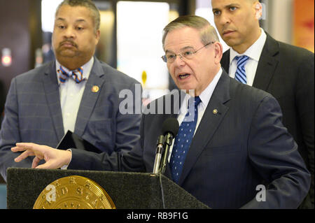 Newark, NJ, USA. 8 Jan, 2019. Der US-Senator Bob Menéndez (D-NJ) auf einer Pressekonferenz am Newark Liberty International Airport zu einem Ende Nachfrage zum teilweisen Government Shutdown verlassen Tausende von Arbeitnehmern in New Jersey ohne Bezahlung und die Auswirkungen der verlorenen Dienstleistungen sich national zu markieren. Am Newark Liberty International Airport in Newark, New Jersey am 8. Januar 2019. Quelle: Michael Brochstein/ZUMA Draht/Alamy leben Nachrichten Stockfoto